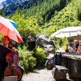 Des musiciens de la Verbier Festival Academy ont joué vendredi sur la terrasse de la buvette du glacier du Trient dans le cadre du festival valaisan de musique classique. KEYSTONE/JEAN-CHRISTOPHE BOTT